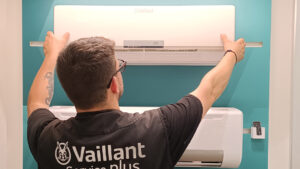 Tecnico specializzato Vaillant al lavoro su un climatizzatore, rappresentando l'eccellenza del servizio di assistenza climatizzatori Vaillant