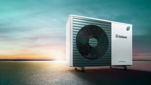 Immagine di una pompa di calore Vaillant moderna, posizionata all'aperto con un elegante design bianco e nero, sotto un cielo al tramonto. Ideale per illustrare servizi di manutenzione a Parioli.