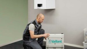 Tecnico specializzato che lavora su un impianto Vaillant, rappresentativo del servizio di assistenza Vaillant Appio Latino per installazioni e manutenzioni professionali.