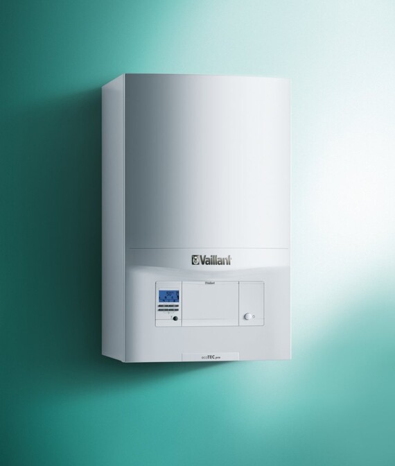 Caldaia a condensazione ecoTEC pro CM VMW fissata a parete su sfondo verde