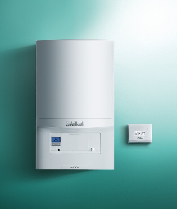 Caldaia ecoTEC pro CM VMW installata accanto a termostato Vaillant da parete