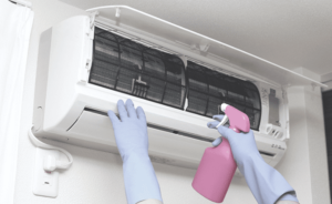 filtro del condizionatore immerso in acqua tiepida e sapone neutro durante la pulizia